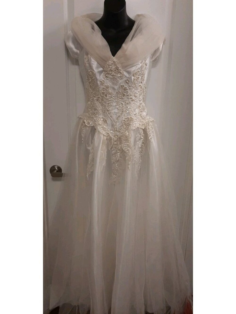 Vintage White Wedding Dress Size 8? Accent Shoulder Details Lined READ